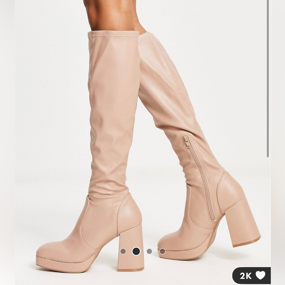 • Knee-high style
• Zip-side closure
• Almond toe
• High block heel